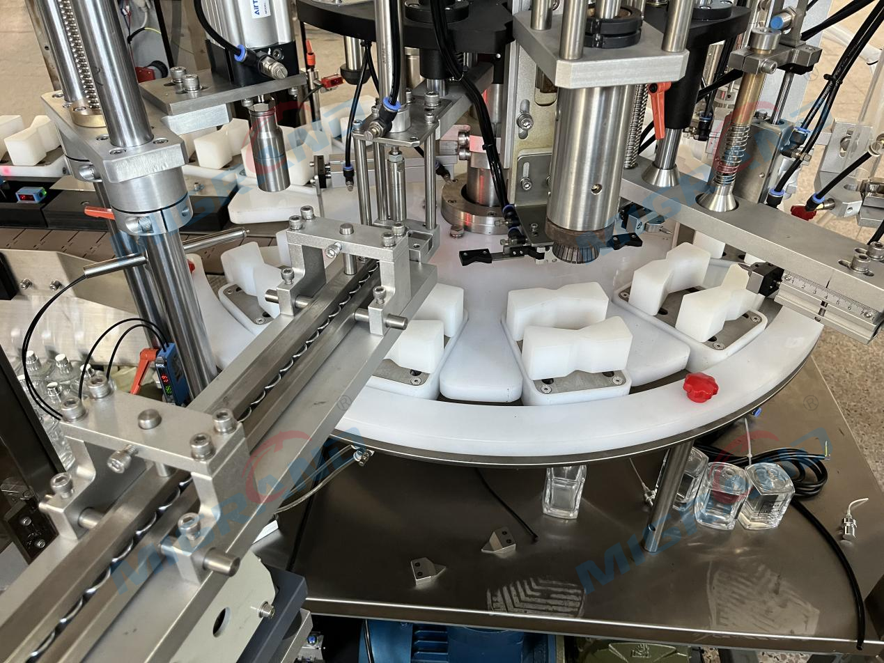 Trạm kh&oacute;a của m&aacute;y l&agrave;m đầy nước hoa