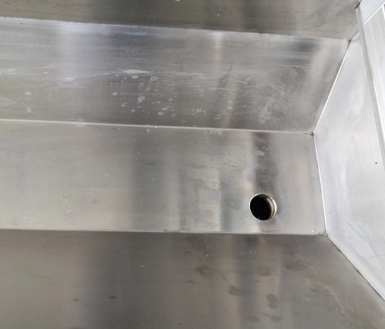 Sử dụng bể thu nước h&igrave;nh chữ U, thuận tiện cho việc vệ sinh thiết bị h&agrave;ng ng&agrave;y, nước thải xả trực tiếp v&agrave;o hệ thống tho&aacute;t nước.